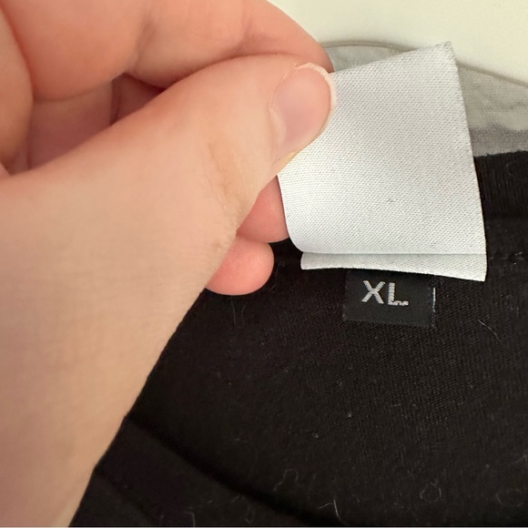 PREOWNED ABBEY ROAD BEATLES BLACK RED TSHIRT MENS XL - Picture 6 of 6